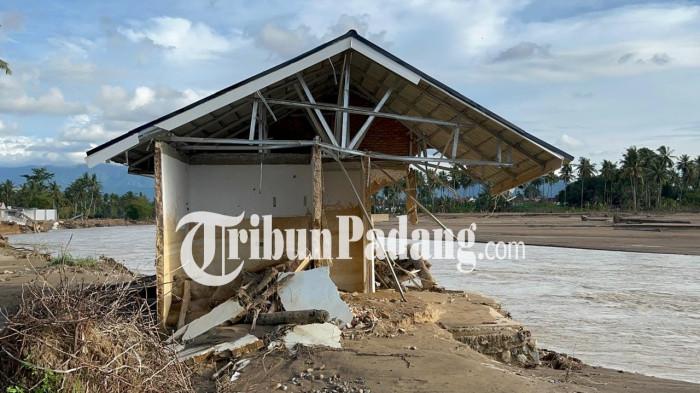 ANCAMAN ALIRAN SUNGAI- Kondisi rumah warga di kawasan Kelurahan Gurun Laweh, Kecamatan Nanggalo, Kota Padang yang hancur karena terus terkikis aliran sungai, Kamis (1/1/2026). Pasca banjir bandang, beberapa rumah warga terus hancur dan hanyut satu per satu karena aliran sungai terus mengikis tanah.