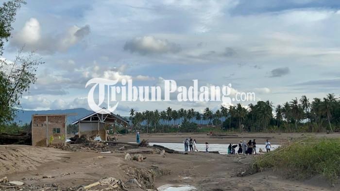 PASCABENCANA- Kondisi rumah warga di kawasan Kelurahan Gurun Laweh, Kecamatan Nanggalo, Kota Padang yang hancur karena terus terkikis aliran sungai, Kamis (1/1/2026).