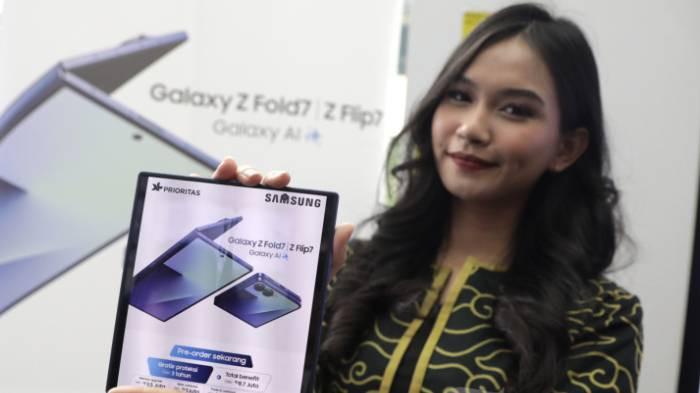 HARGA HP Customer Service menunjukkan promo produk Samsung di Jakarta, Jumat (11/7/2025).