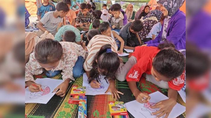 mewarnai bersama anak-anak di pengungsian bener meriah