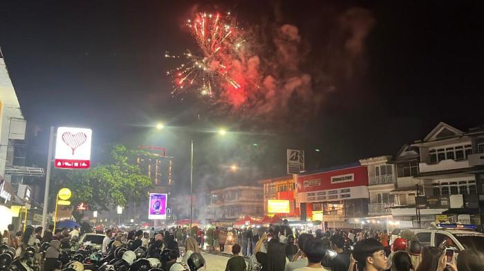 TAHUN BARU - Suasana malam tahun baru di Jalan Gajah Mada, Kota Pontianak, Provinsi Kalimantan Barat, Kamis 1 Januari 2025. Tampak warga memadati kawasan jalan tersebut. 