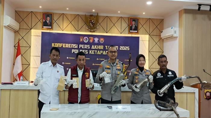 BARANG BUKTI - Kapolres Ketapang AKBP Muhammad Harris (tengah) didampingi pejabat terkait menunjukkan barang bukti  yang berhasil diamankan saat Konferensi Pers Akhir Tahun 2025 di Mapolres Ketapang, Kalimantan Barat, Rabu 31 Desember 2025.