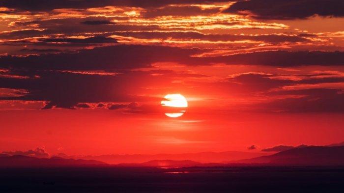 Foto ilustrasi sunset atau matahari terbenam