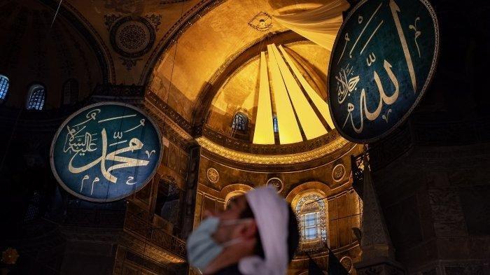 ILUSTRASI - Seseorang warga berdoa di Hagia Sophia di Istanbul 26 Juli 2020