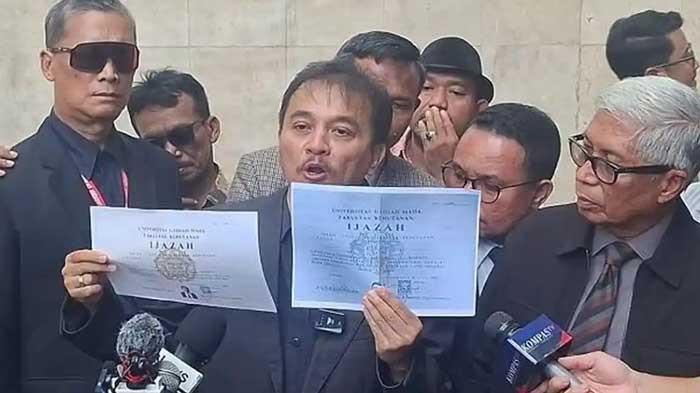 TAK MAU DAMAI - Roy Suryo tersangka kasus ijazah palsu Presiden ke-7 RI Joko Widodo menyambangi Gedung Ditreskrimum Polda Metro Jaya, Jakarta Selatan, Senin (22/12/2025). Ro Suryo beru-baru ini menyatakan menolak berdamai di kasus ini.