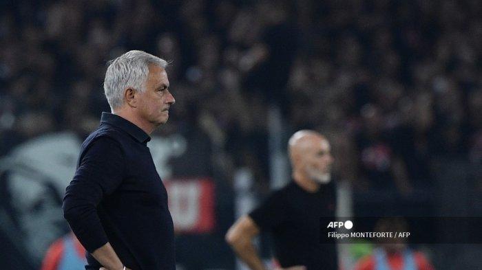 Pelatih Roma asal Portugal Jose Mourinho melihat dari pinggir lapangan selama pertandingan sepak bola Serie A Italia antara AS Roma dan AC Milan di stadion Olimpiade di Roma pada 1 September 2023.
