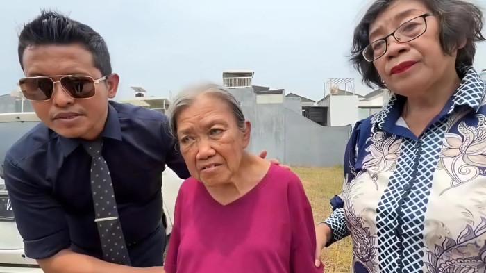 NENEK ELINA - Nenek Elina Widjajanti (80) saat memeriksa puing reruntuhan bekas rumahnya yang rata dengan tanah di Jalan Dukuh Kuwukan No 27, Sambikerep, Surabaya, Jawa Timur, Selasa (30/12/2025) siang. Nenek Elina didampingi Wellem Mintarja dan Maria atau Bu Joni