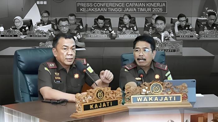 KASUS NENEK ELINA - Jajaran Kejaksaan Tinggi Jawa Timur saat rilis capaian kinerja tahun 2025, di Surabaya pada Rabu (31/12/2025), menyinggung kasus pengusiran dan perobohan rumah Nenek Elina. Kejati Jatim secara resmi menerjunkan tim khusus beranggotakan tiga Jaksa Penuntut Umum (JPU) untuk mengawal kasus yang viral ini.