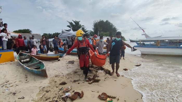 PENEMUAN MAYAT -- Tim SAR gabungan, saat mengevakuasi jasad nelayan yang dikabarkan hilang, Jumat (2/1/2026).