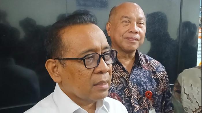 PENANGANAN TUBERKULOSIS - Menko PMK RI, Pratikno, memberikan keterangan kepada wartawan usai meninjau Klinik TB Terpadu RS Siti Khodijah Sidoarjo, Kamis (2/10/25). Dalam kunjungan itu, ia menegaskan pemerintah menghidupkan kembali program TOSS (Temukan, Obati, Sampai Sembuh) untuk percepatan penanganan tuberkulosis.