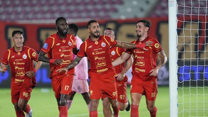 PERSIJA VS PSBS BIAK - Penyerang Persija Jakarta, Maxwell Souza saat melakukan selebrasi usai mencetak gol ke gawang PSBS Biak di Stadion Manahan, Solo, Jawa Tengah, Jumat (31/10/2025).