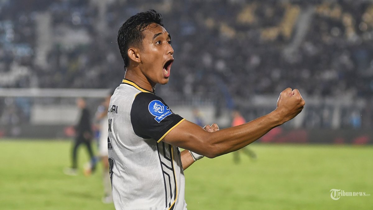 KALAHKAN AREMA - Pesepakbola Persija Jakarta, Rizky Ridho berselebrasi usai memastikan kemenangan saat laga lanjutan Super League 2025-2026 antara Arema FC VS Persija Jakarta di Stadion Kanjuruhan, Kabupaten Malang, Jawa Timur, Sabtu (8/11/2025). Arema FC kalah dengan tim tamu Persija Jakarta dengan skor 1-2. SURYA/PURWANTO