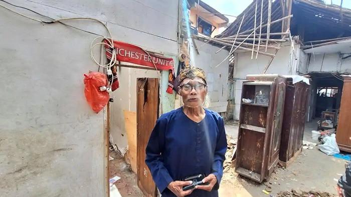 Penampakan rumah Diding Boneng yang ambruk, di kawasan Matraman Dalam, Pegangsaan, Jakarta Pusat, Selasa (30/12/2025). Aktor senior Diding Boneng mengalami musibah besar, rumah warisan orang tuanya yang sudah berusia ratusan tahun itu ambruk dihantam angin dan hujan deras.