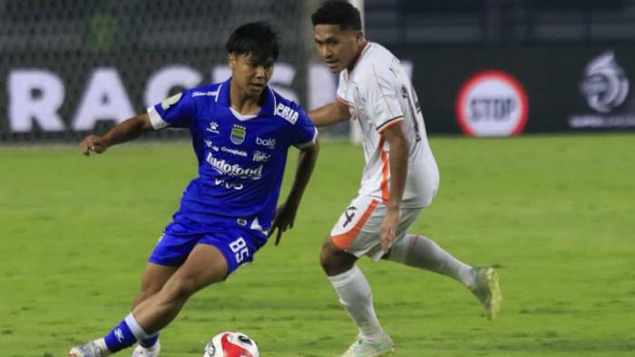 MENGHINDARI LAWAN - Pemain muda Persib Bandung Nazriel Alfaro menghindari pemain Borneo FC pada laga tunda pekan keempat Super League 2025/2026 melawan Borneo FC di Stadion Gelora Bandung Lautan Api (GBLA), Jumat (5/12/2025).