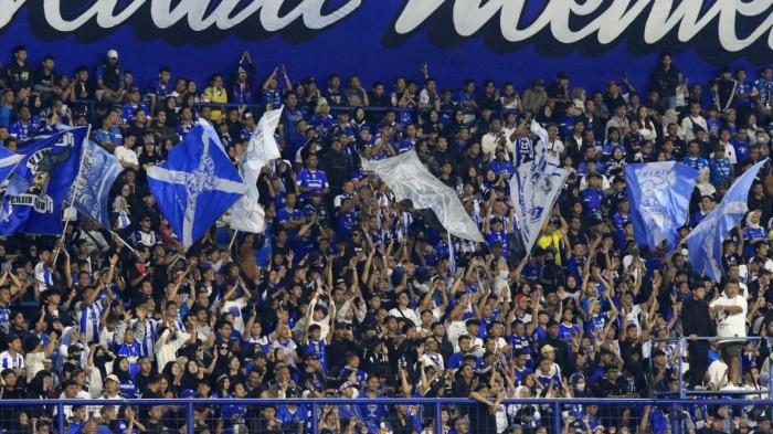 Bobotoh memberikan dukungan kepada pemain Persib Bandung saat menghadapi Bhayangkara FC pada lanjutan Super League 2025/2026 di Stadion Gelora Bandung Lautan Api (GBLA), Kota Bandung, Jawa Barat, Minggu (21/12/2025).