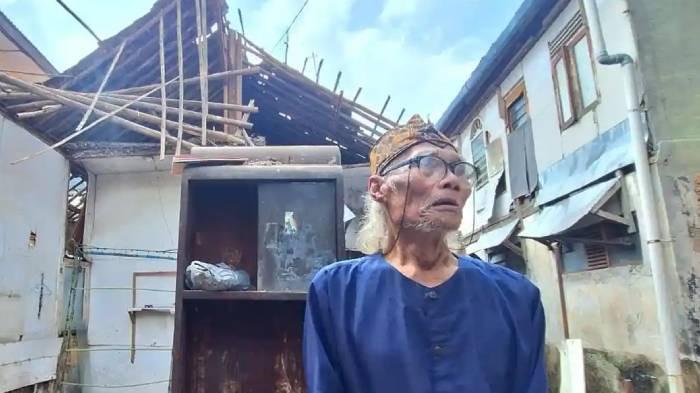 FILM - Penampakan rumah Diding Boneng yang ambruk, di kawasan Matraman Dalam, Pegangsaan, Jakarta Pusat, Selasa (30/12/2025). Rumahnya amruk pada Minggu (28/12/2025).