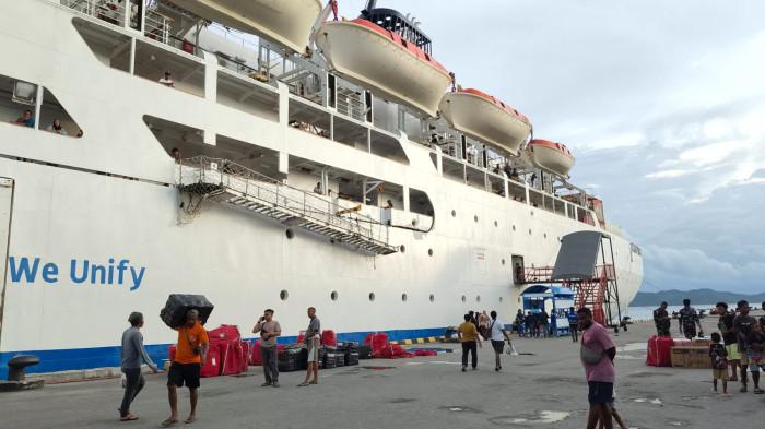 KAPAL PELNI - KM Ciremai saat bersandar di pelabuhan laut Kabupaten Fakfak Papua Barat, Jumat (21/11/2025).