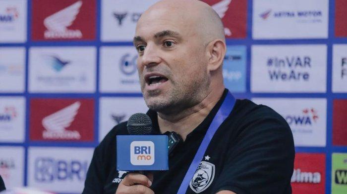 Pelatih PSM Makassar asal Portugal Bernardo Tavares dalam sesi konferensi pers pertandingan musim kompetisi Liga 1 2024/2025.