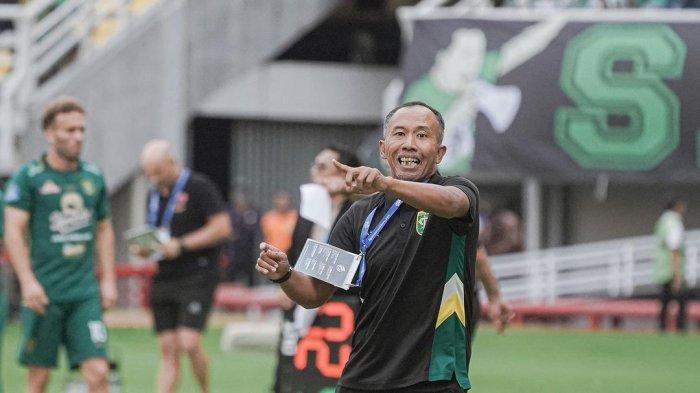 Caretaker Persebaya Surabaya, Uston Nawawi memberikan instruksi kepada para pemainnya di pertandingan Liga 1 2023.