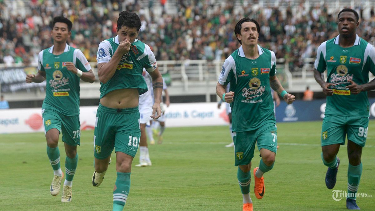GOL PEMBUKA - Kapten Persebaya Bruno Moreira (10) melakukan selebrasi dengan rekan satu tim usai melakukan gol pembuka pada babak pertama laga melawan Persijap Jepara pertandingan Super League pekan ke 8 di Stadion Gelora Bung Tomo (GBT) Surabaya, Minggu (28/12/2025). (SURYA/HABIBUR ROHMAN)