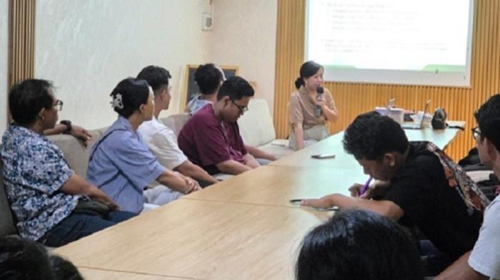 Tim Dosen Fakultas Kedokteran dan Ilmu Kesehatan Universitas Warmadewa memberikan materi pelatihan kepada para karyawan Hotel Masainn Kuta, Kabupaten Badung, pada 15 Desember 2025.