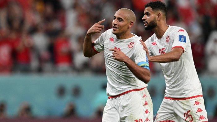 Penyerang Tunisia Wahbi Khazri merayakan dengan penyerang Tunisia Anis Ben Slimane mencetak gol pertama timnya selama pertandingan sepak bola Grup D Piala Dunia Qatar 2022 antara Tunisia dan Prancis di Stadion Kota Pendidikan di Al-Rayyan, barat Doha. Rabu 30 November 2022.