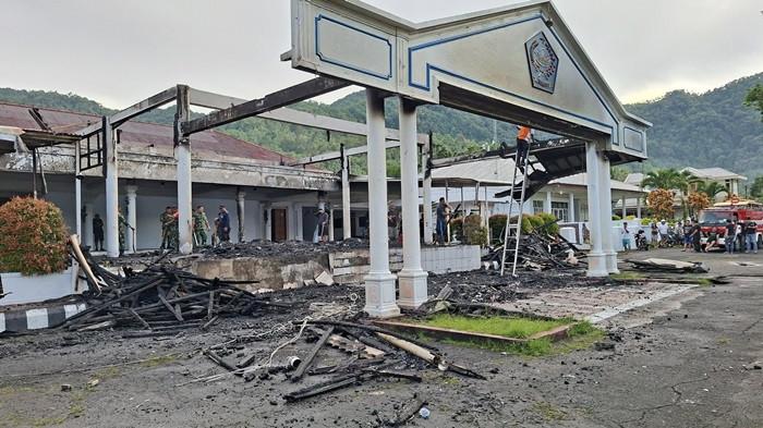 TERBAKAR - Berikut ini foto-foto kondisi teras atau ruang tunggu Rumah Jabatan Bupati Kepulauan Sangihe, Sulawesi Utara (Sulut) seusai terbakar pada Jumat (2/1/2026) dini hari. Kejadian tersebut terjadi pada tadi dini hari pukul 03.00 WITA.