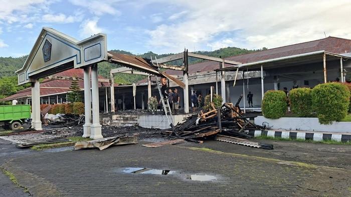 TERBAKAR - Berikut ini foto-foto kondisi teras atau ruang tunggu Rumah Jabatan Bupati Kepulauan Sangihe, Sulawesi Utara (Sulut) seusai terbakar pada Jumat (2/1/2026) dini hari. Kejadian tersebut terjadi pada tadi dini hari tadi pukul 03.00 WITA.