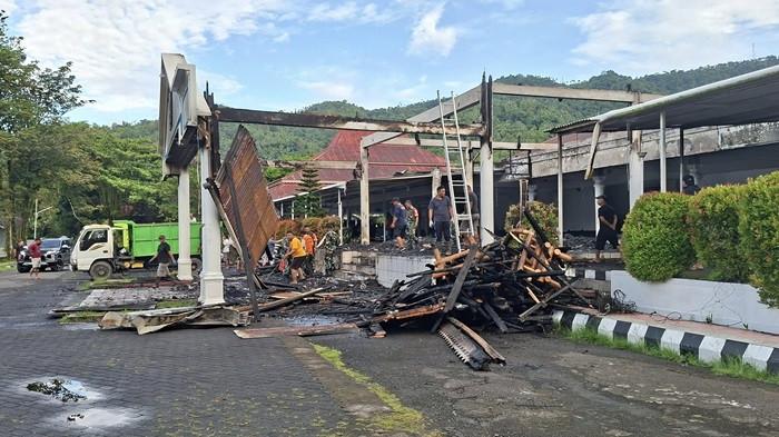 TERBAKAR - Berikut ini foto-foto kondisi teras atau ruang tunggu Rumah Jabatan Bupati Kepulauan Sangihe, Sulawesi Utara (Sulut) seusai terbakar pada Jumat (2/1/2026) dini hari. Kejadian tersebut terjadi pada tadi dini hari pukul 03.00 WITA.