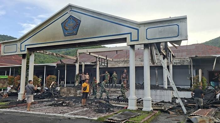 TERBAKAR - Berikut ini foto-foto kondisi teras atau ruang tunggu Rumah Jabatan Bupati Kepulauan Sangihe, Sulawesi Utara (Sulut) seusai terbakar pada Jumat (2/1/2026) dini hari. Kejadian tersebut terjadi pada tadi dini hari pukul 03.00 WITA.