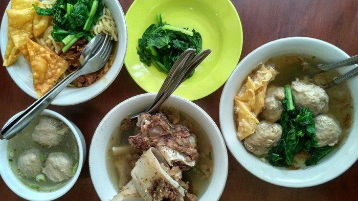 BAKSO ENAK SOLO - Menu Bakso Alex, salah satu kuliner populer Kota Solo yang sudah buka sejak 1990an. Ini sejarah Bakso Alex yang dirintis dari lapak kecil.