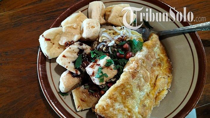 Warung Tahu Kupat Pak Gendit yang berlokasi di Jalan Perintis Kemerdekaan atau di depan SMAN 3 Boyolali.