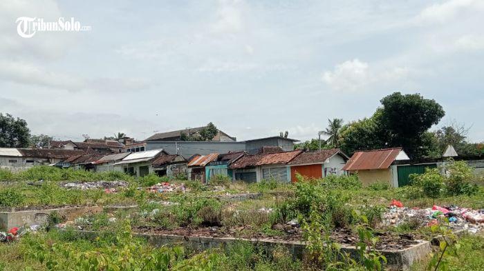 Tumpukan sampah di area Pasar Slogohimo Wonogiri yang terbakar
