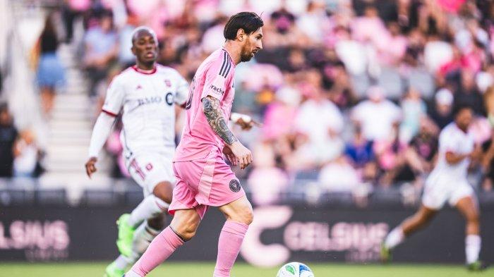 AKSI LA PULGA - Pemain Inter Miami Lionel Messi atau dengan julukan La Pulga, sedang memegang bola pada pertandingan pekan ke-7 Major League Soccer (MLS) 2024/2025 menghadapi Toronto di Stadion Chase, Senin (7/4/2025). (X Inter Miami - 7/4/2025)