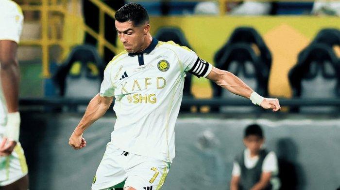 MENENDANG BOLA - Aksi Cristiano Ronaldo saat menendang bola pada laga Al Nassr vs Al Khaleej di Al Awwal Park, Riyadh, dalam lanjutan matchday ke-33 Liga Arab Saudi 2024/2025, Kamis (22/5/2025) dini hari WIB. (Foto diunduh dari Instagram Al Nassr - 22/5/2025)