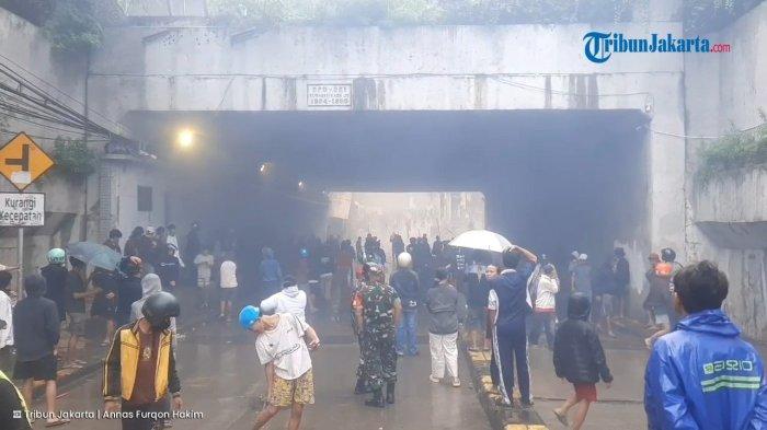 Tawuran antarwarga terjadi di underpass Manggarai, Tebet, Jakarta Selatan, Jumat (2/1/2026).