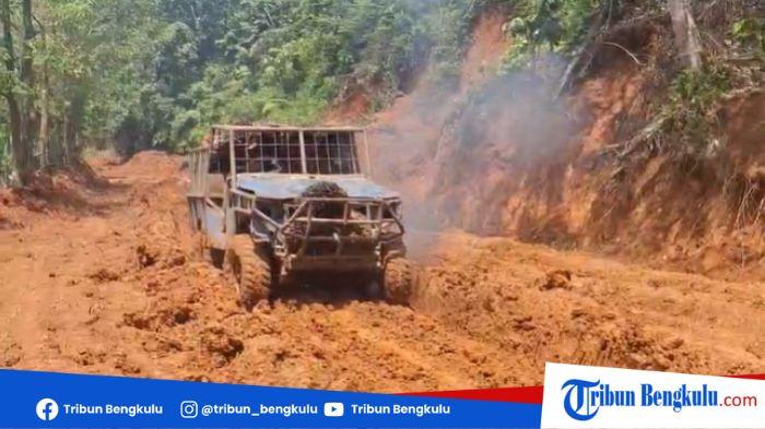 JALAN BERLUMPUR - Ruas jalan Talang Empat-Pondok Kubang yang berlumpur dan sulit dilalui, Selasa (23/12/2025). Kondisi jalan milik Pemkab Bengkulu Tengah yang menghubungkan Desa Talang Empat menuju Pondok Kubang hingga kini belum tersentuh pembangunan.
