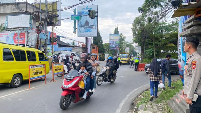 MASIH PADAT - Kepadatan lalu lintas di Simpang Beatrix Lembang, Jumat 2 Januari 2026.