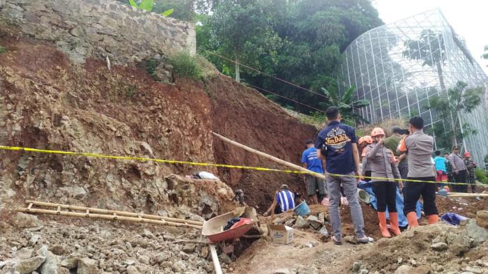 TEBING LONGSOR - Sebuah tebing ambrol mengubur enam orang pekerja yang sedang mengerjakan pembangunan Tembok Penahan Tanah (TPT), di Kampung Salam Kuning RW 01 Desa Cisempur, Kecamatan Jatinangor, Kabupaten Sumedang, Jumat (2/1/2026)