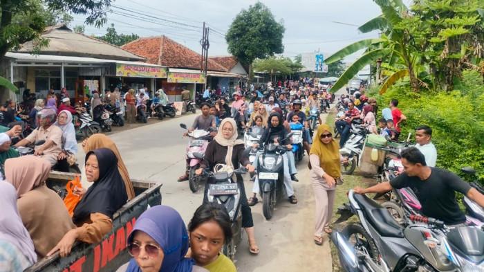 APRIL DIARAK - Suasana pagi di wilayah Cirebon Timur berubah menjadi lautan manusia, Jumat (2/1/2026). Ribuan warga tumpah ruah ke sepanjang jalan untuk menyambut kepulangan Dede April, juara 3 dalam ajang Dangdut Academy (DA) 7 yang sukses mengharumkan nama daerahnya.