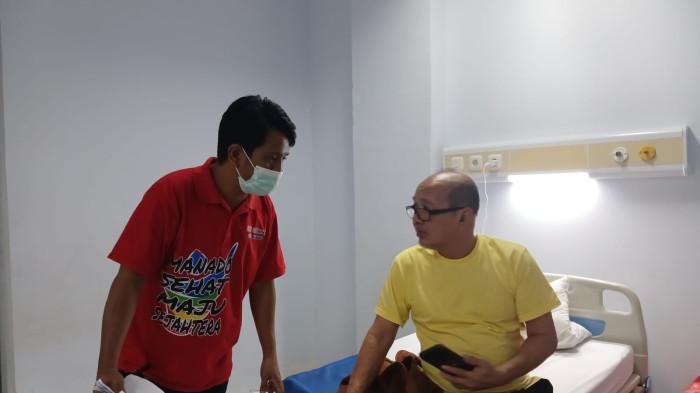 KORBAN KEBAKARAN - Dokter tengah memeriksa korban selamat dari kebakaran Panti Werdha Damai di RSUD Manado, Jumat (2/1/2026). Mereka rencananya bakal segera dipindah ke rumah singgah.