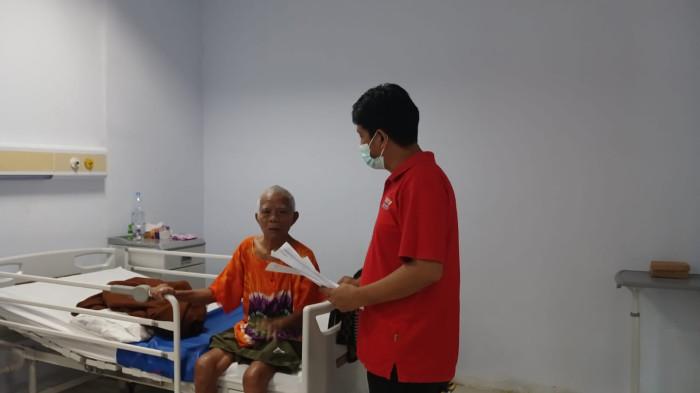 KORBAN KEBAKARAN - Dokter tengah memeriksa korban selamat dari kebakaran Panti Werdha Damai di RSUD Manado, Jumat (2/1/2026). Mereka rencananya bakal segera dipindah ke rumah singgah.