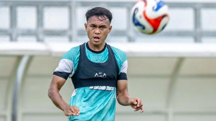 LATIHAN TIM - Bek Persebaya, Koko Ari Araya saat menjalani sesi latihan tim di Lapangan ABC Kompleks Stadion Gelora Bung Tomo, Surabaya, Jawa Timur, persiapan tim jelang menjamu Arema FC pada Sabtu (22/11/2025) mendatang.