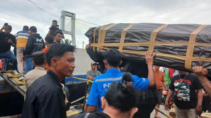 PELABUHAN MANADO - Jenazah Evia Mangolo dibawa ke KM Barcelona 1 di Pelabuhan Manado, Sulawesi Utara, Jumat (2/1/2026). Jenazahnya akan dimakamkan di kampung halaman di Kepulauan Sitaro.