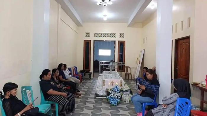 UJIAN SKRIPSI - Jenazah mahasiswi Unima disemayamkan di rumah kerabat Perum CBA Gold Mapanget, Minahasa Utara, Rabu (31/12/2025). Ia seharusnya ujian proposal skripsi 6 Januari 2026.