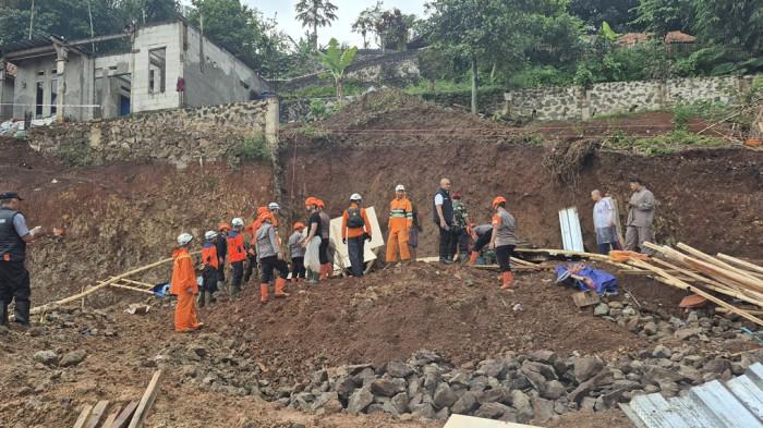 HUJAN REDA - Sebuah tebing ambrol mengubur enam orang pekerja yang sedang mengerjakan pembangunan Tembok Penahan Tanah (TPT), di Kampung Salam Kuning, RW 01 Desa Cisempur, Kecamatan Jatinangor, Kabupaten Sumedang, Jumat (2/1/2026). Pencarian korban kembali dilanjutkan setelah hujan reda.