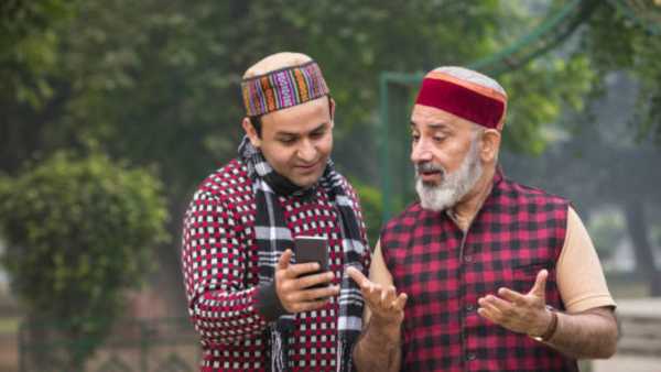 हिमाचल प्रदेश (प्रथम क्रमांक) : ताज्या 'इंडियन हॅपीनेस इंडेक्स 2025' नुसार हिमाचल प्रदेशने अव्वल स्थान पटकावले आहे. येथील नैसर्गिक सौंदर्य प्रदूषणमुक्त हवा आणि शांत जीवनशैलीमुळे लोक अधिक समाधानी आहेत.