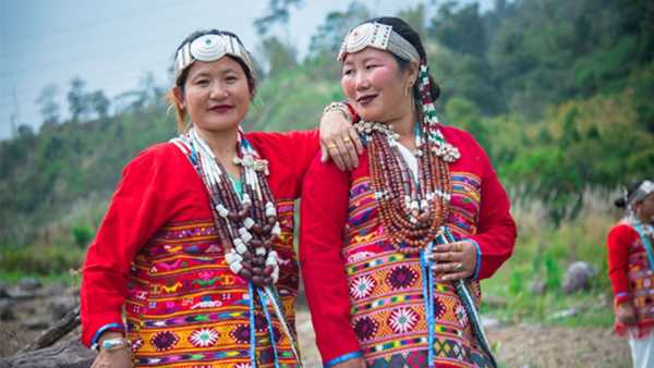 मजबूत सोशल बॉन्डिंग : मिझोराममध्ये 'लुख्मोल' सारखी सामाजिक संस्कृती आहे जिथे लोक एकमेकांना मदत करण्यासाठी नेहमी तयार असतात. कौटुंबिक आणि सामाजिक संबंध घट्ट असल्याने येथील लोक मानसिकदृष्ट्या अधिक आनंदी असतात.