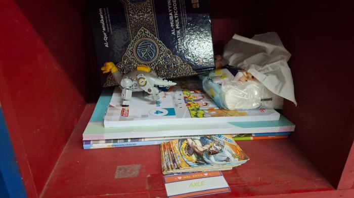 KASUS KEMATIAN ANAK - Loker milik mendiang MAHM alias A (9), putra politisi PKS Cilegon Maman Suherman, di SD Islam Al-Azhar 40 Cilegon, Banten, Kamis (18/12/2025). Sejumlah barang pribadi korban masih tersimpan di loker tersebut, dua hari setelah A ditemukan tewas di rumahnya.