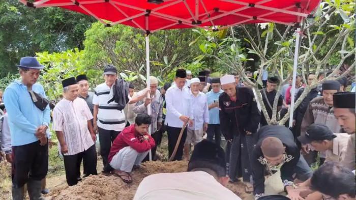 KASUS KEMATIAN ANAK - Wakil Bupati Serang Najib Hamas dan warga mengikuti prosesi pemakaman MAHM alias A (9) di TPU Makam Balung, Cilegon, Banten, Rabu (18/12/2025). MAHM adalah putra politikus PKS Cilegon Maman Suherman, yang ditemukan tewas di rumahnya. 